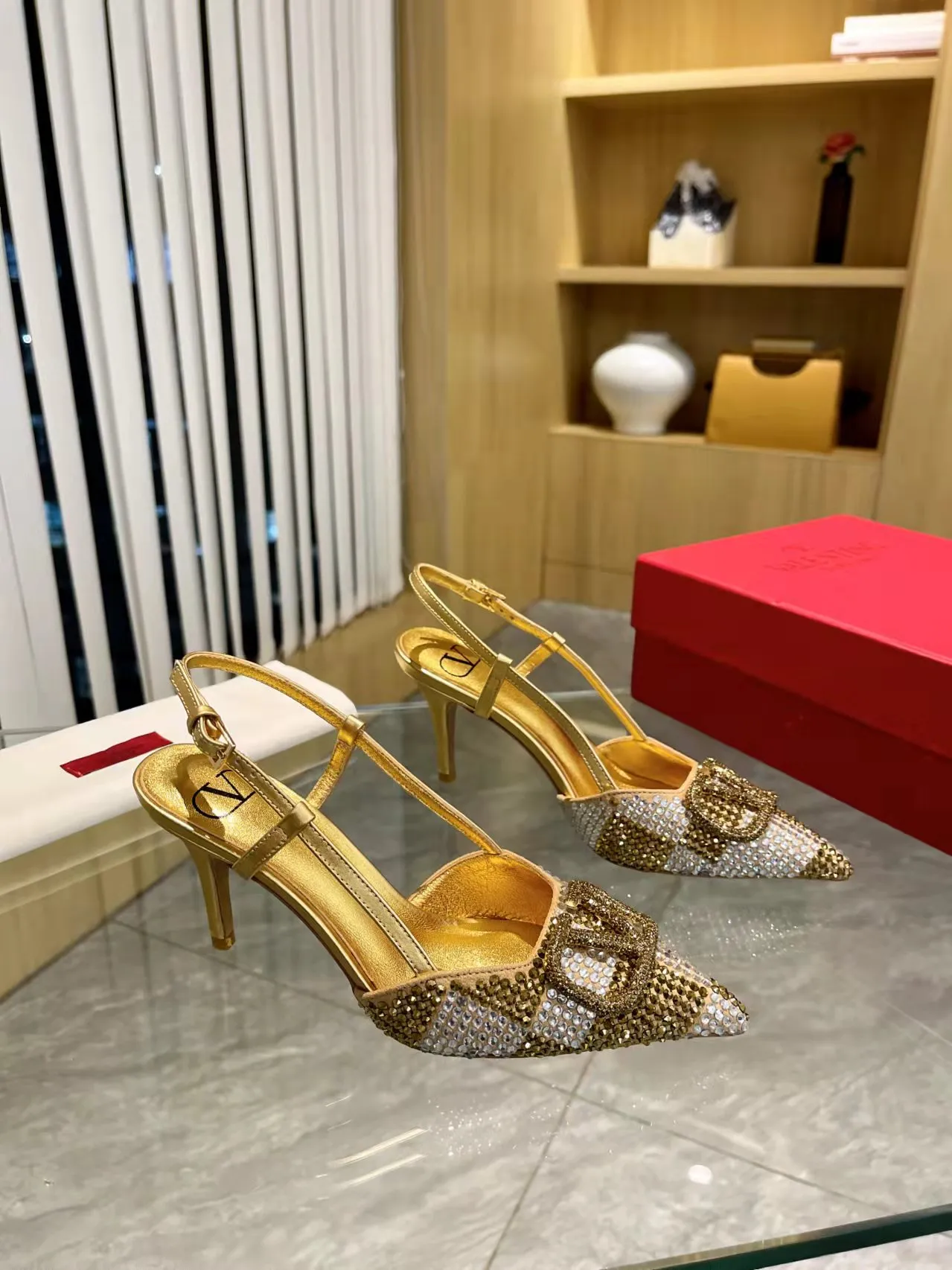 👟👟Ex-factory price 440👟👟 Genuine leather sole + 40 Kloesch diamond buckle Valentino.Valentino big v buckle single shoes ㊙️Latest series of counter genuine version with perfect details. Authentic products are made one to one. All details are consistent with genuine ones. The upper foot is very pedicure type. The key point is that it is very good and easy to control. It does not wear the feet and does not tire the feet. It is a walking artifact. The last shape is completely compared to the counter. The details are perfect. It is impossible to make such an exquisite product without the original version. Exclusive molded brass color. The highest version on the market. Fabric: imported sheepskin, lining and foot pads are all sheepskin. Color: 13 colors available. Sizes (34 to 42). Customized size 34 and 42. Non-returnable and non-exchangeable. Heel height: 7CM. Rubber sole. Genuine leather sole +40